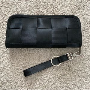 Harvey’s Seatbelt Wallet / Wristlet Black